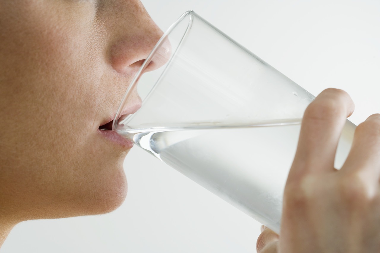 Глоток мочи. Питье воды. Пьет стакан воды. Вода со вкусом. Пьет из стакана.